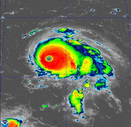 5등급으로 격상된 허리케인 도리안[미국 국립허리케인센터 트위터 캡처=연합뉴스]